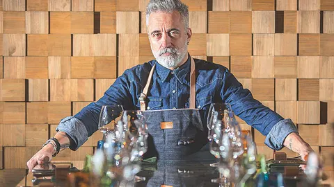 LO MEJOR. Que el cocinero ofrezca en la capital sus bocados canallas tantas veces copiados. LO PEOR. No disfrutar de los montajes programados por el club. Forman parte de la experiencia