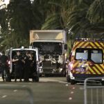 Policías permanecen junto al camión que arremetió contra una multitud que presenciaba los fuegos artificiales de la Fiesta Nacional del 14 de julio