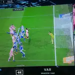  Polémica del VAR: anula un gol a cambio de un penalti a favor en el Alavés-Barça