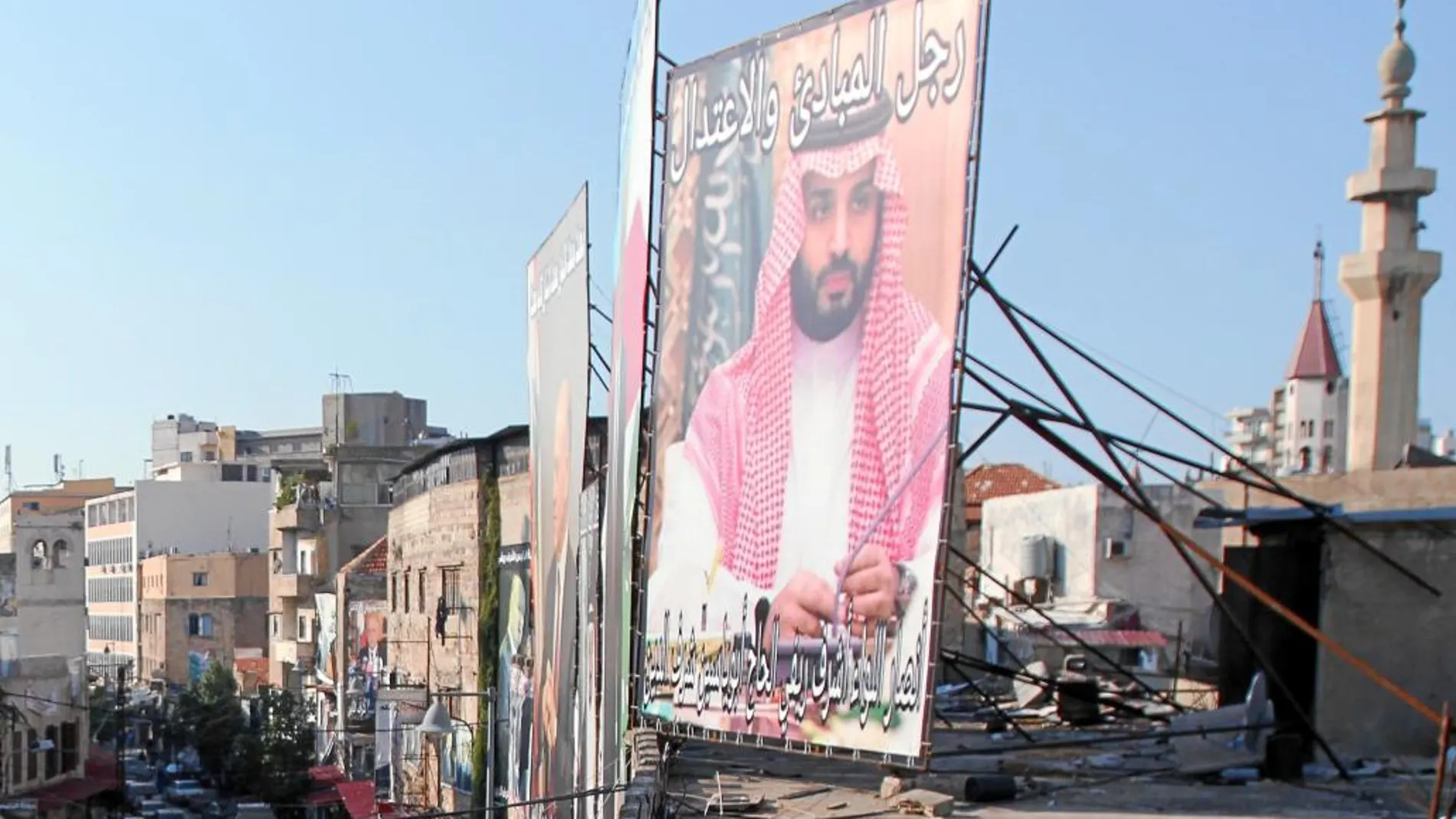 Un cartel del príncipe saudí Bin Salman, ayer en Trípoli (Líbano)