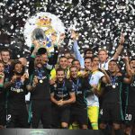 El Real Madrid celebra con el trofeo de la Supercopa tras la victoria 2-1 ante el Manchester United