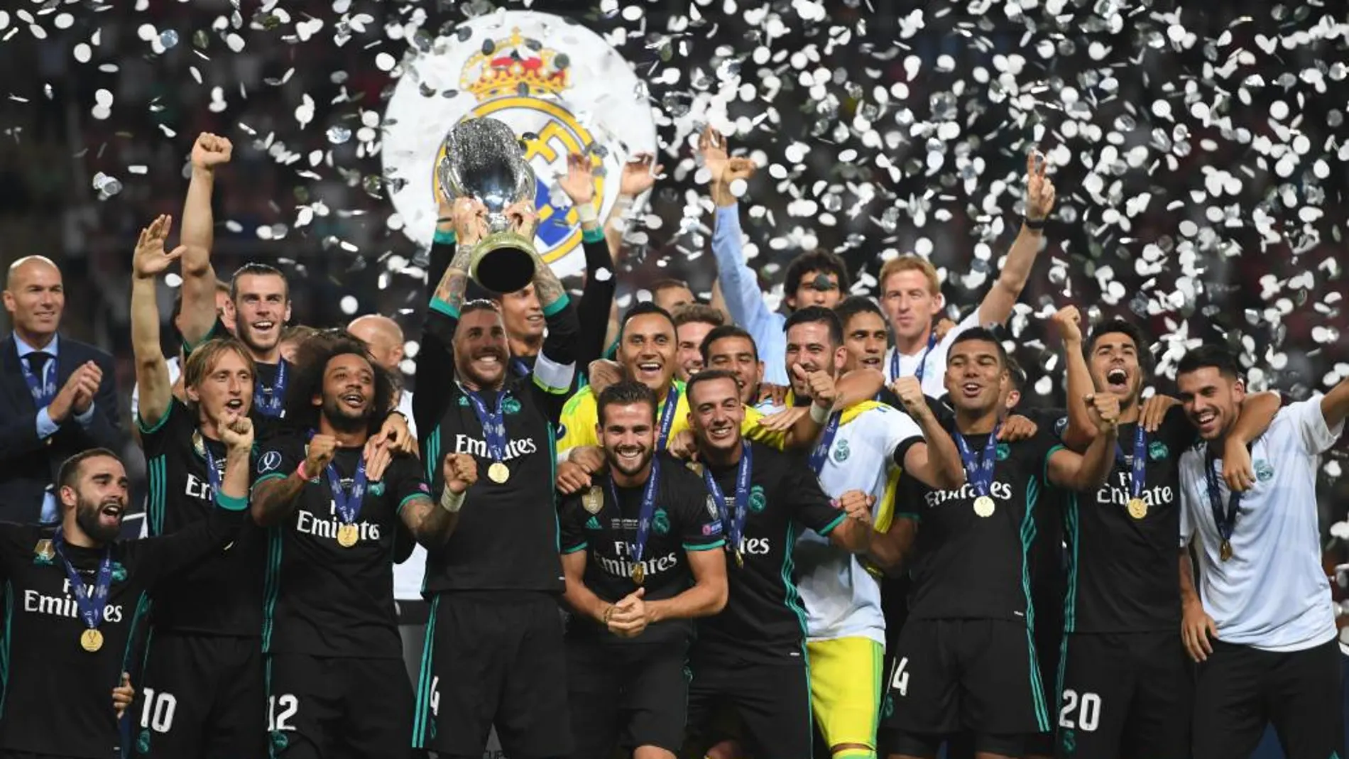 El Real Madrid celebra con el trofeo de la Supercopa tras la victoria 2-1 ante el Manchester United