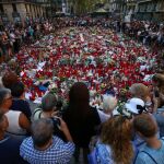 Memorial improvisado por los barceloneses en el lugar del atentado