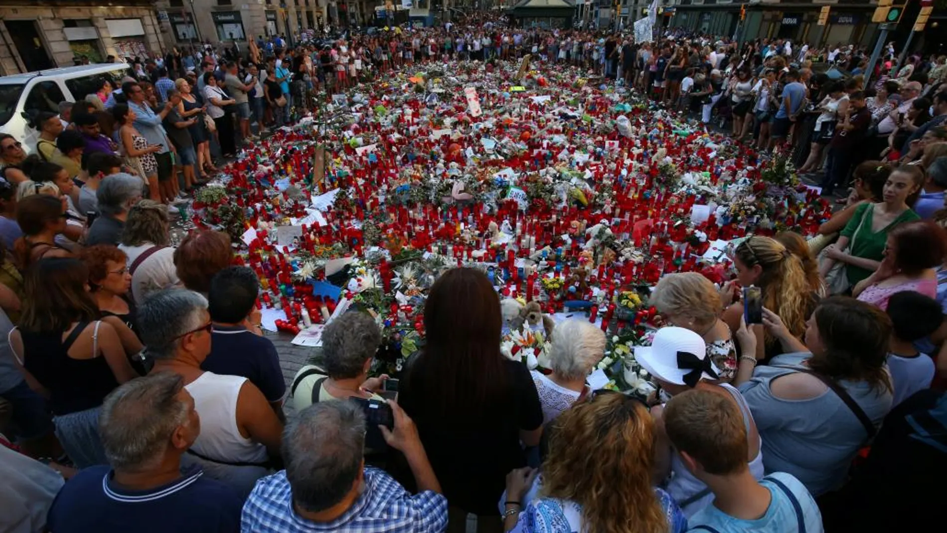 Memorial improvisado por los barceloneses en el lugar del atentado