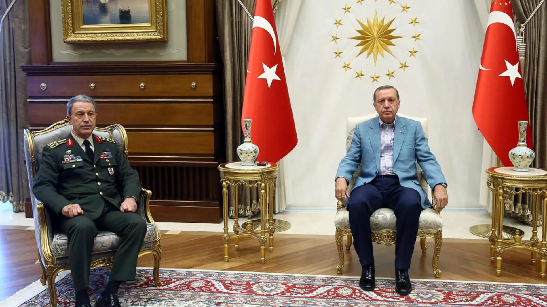 El presidente turco, Recep Tayyip Erdogan, durante un encuentro con el jefe del Estado Mayor, el general Hulusi Akar, ayer en Ankara