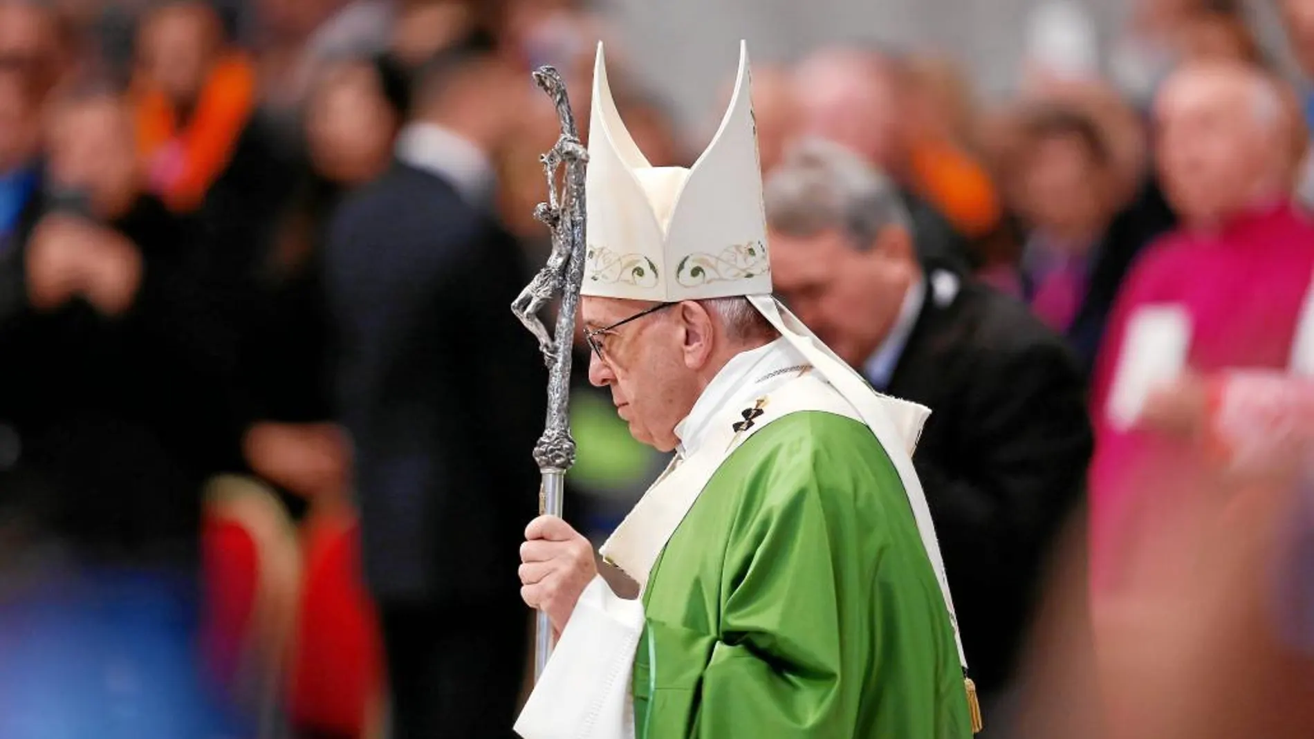 El Papa, ayer, durante la la misa en la basílica vaticana