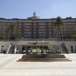 Vista de la fachada principal del hospital Virgen del Rocío de Sevilla, uno de los afectados por las resoluciones del tribunal