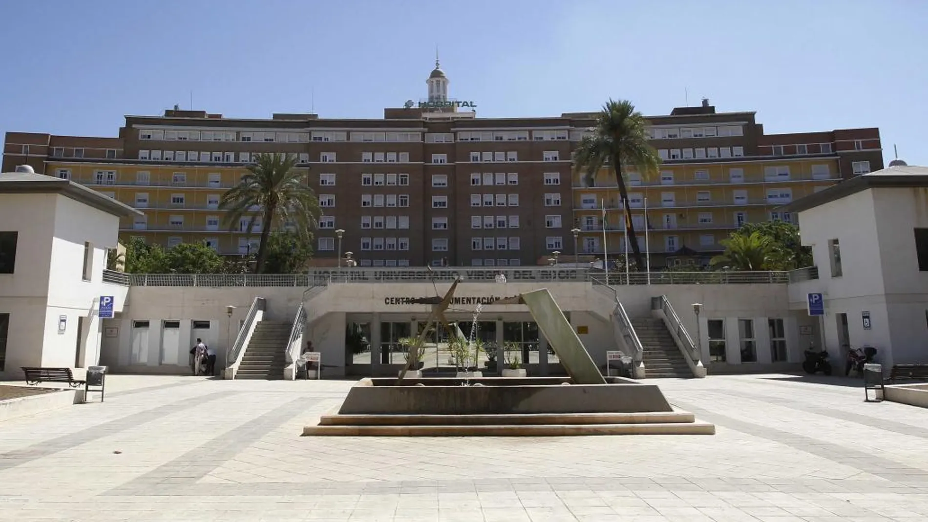 Vista de la fachada principal del hospital Virgen del Rocío de Sevilla, uno de los afectados por las resoluciones del tribunal