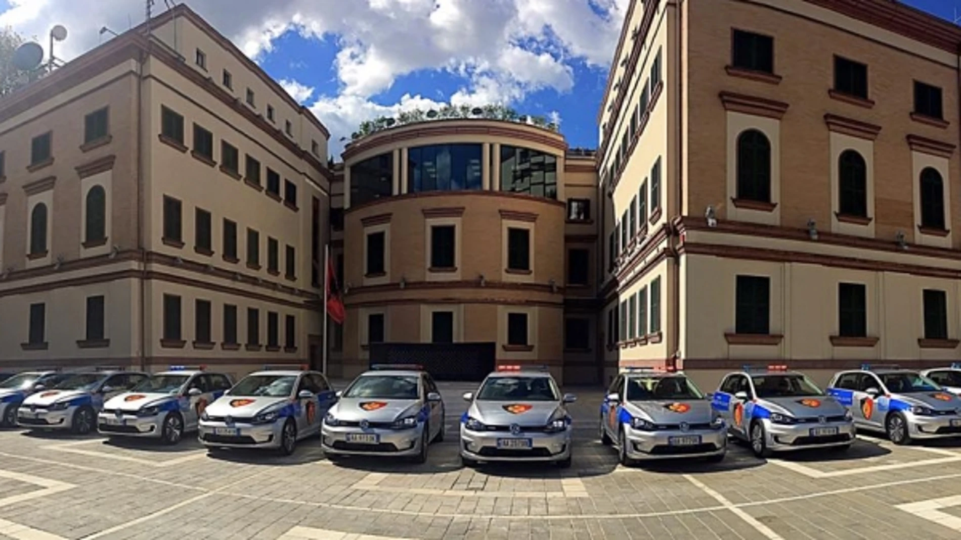 La Policía albanesa estrena coches eléctricos... en un país sin puntos de recarga