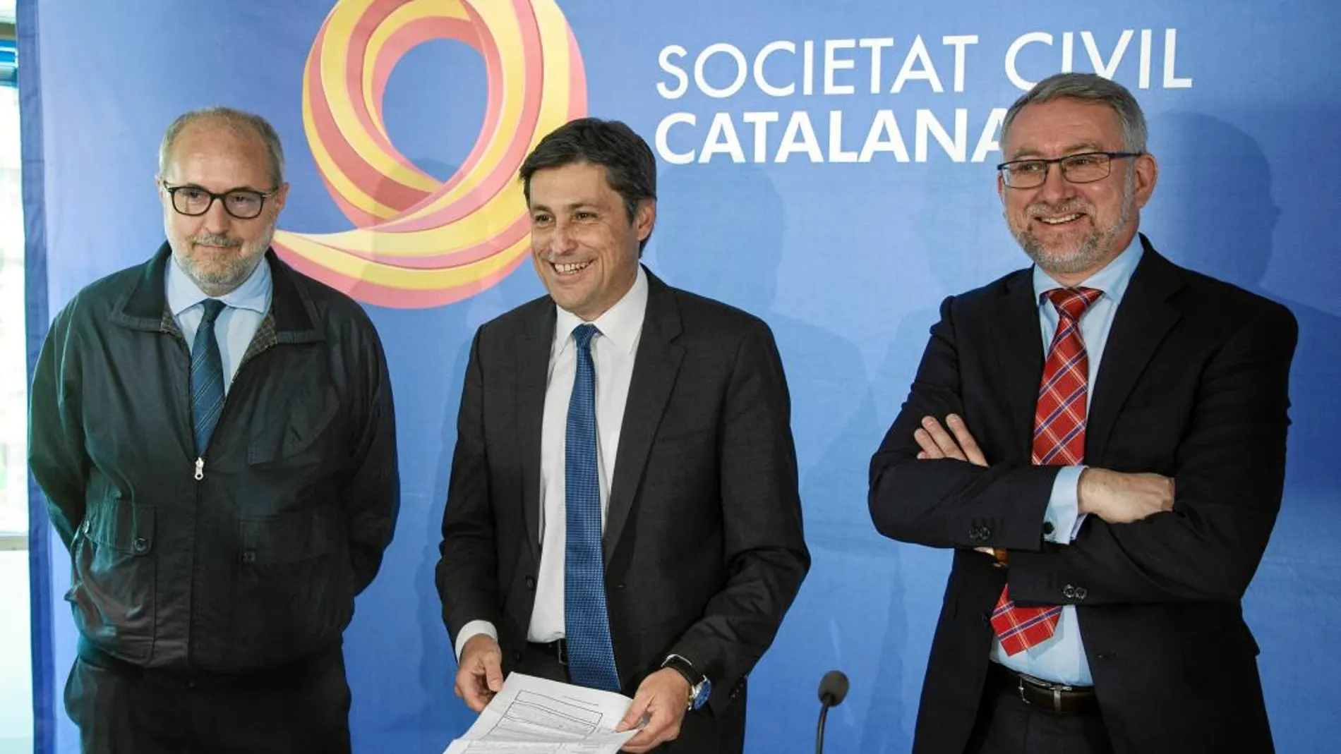 En el centro, el presidente de SCC, José Rosiñol, acompañado de su vocal Manuel Miró, y del abogado Ramon de Veciana