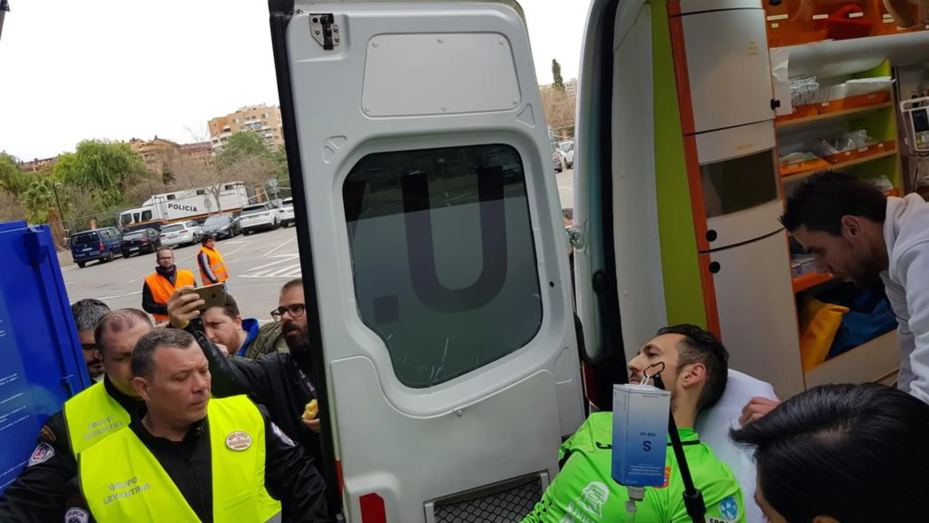 Diego López en el momento de ser trasladado al Hospital