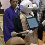 Un robot oficiando un funeral.