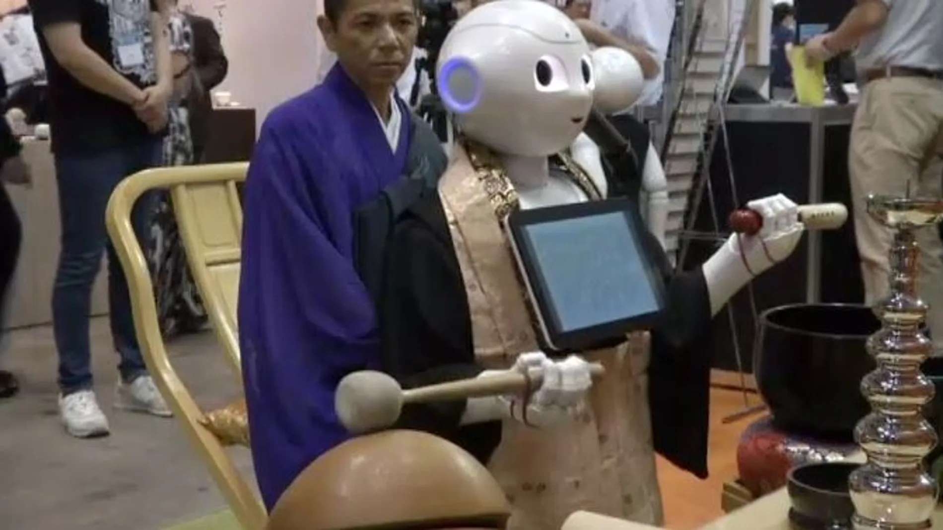 Un robot oficiando un funeral.