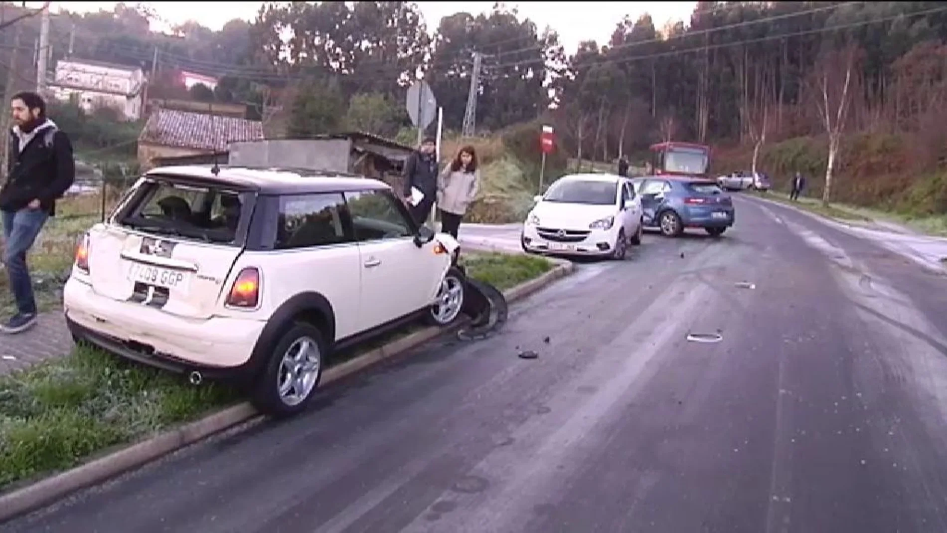 Accidente múltiple entre seis vehículos y un autobús en Elviña