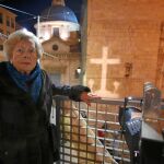 Teresa Agulló, de 82 años, en su balcón situado justo en frente del lugar donde estaba la Cruz de los Caídos