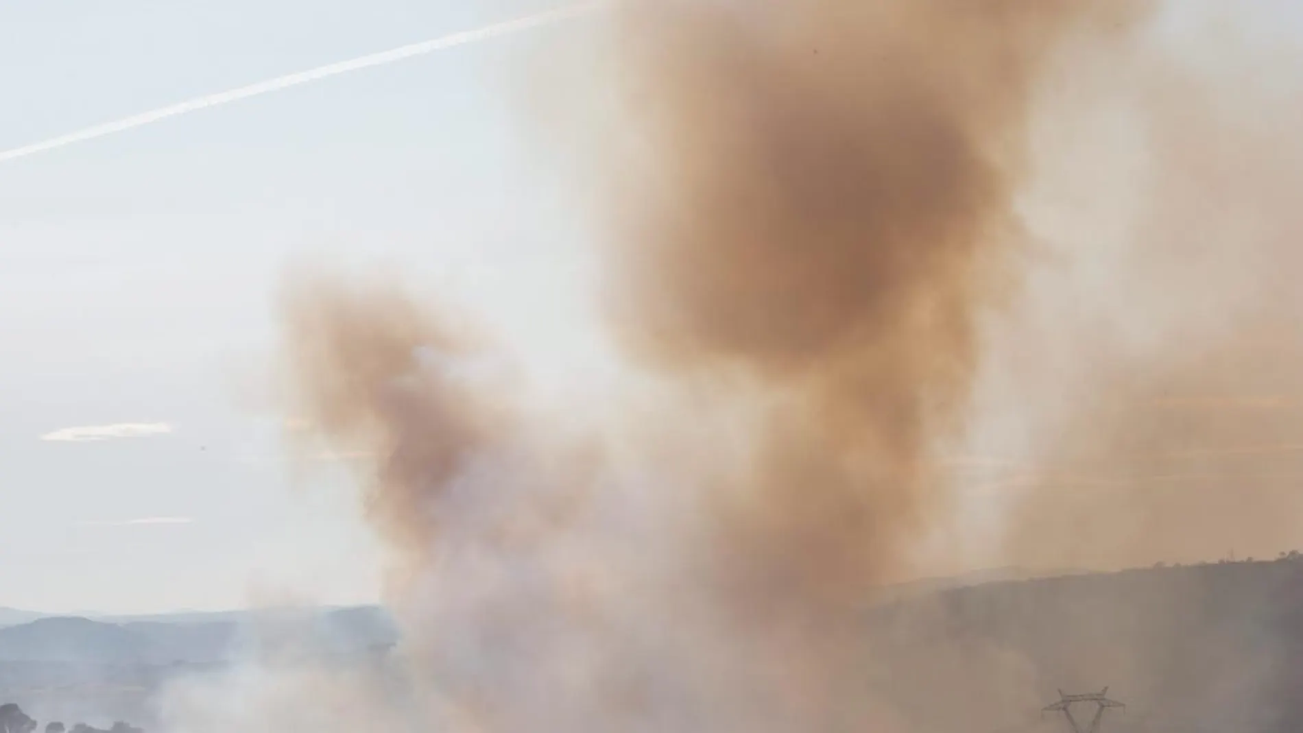 Denso humo en la zona de Fermoselle por el fuego intencionado declarado el pasado domingo