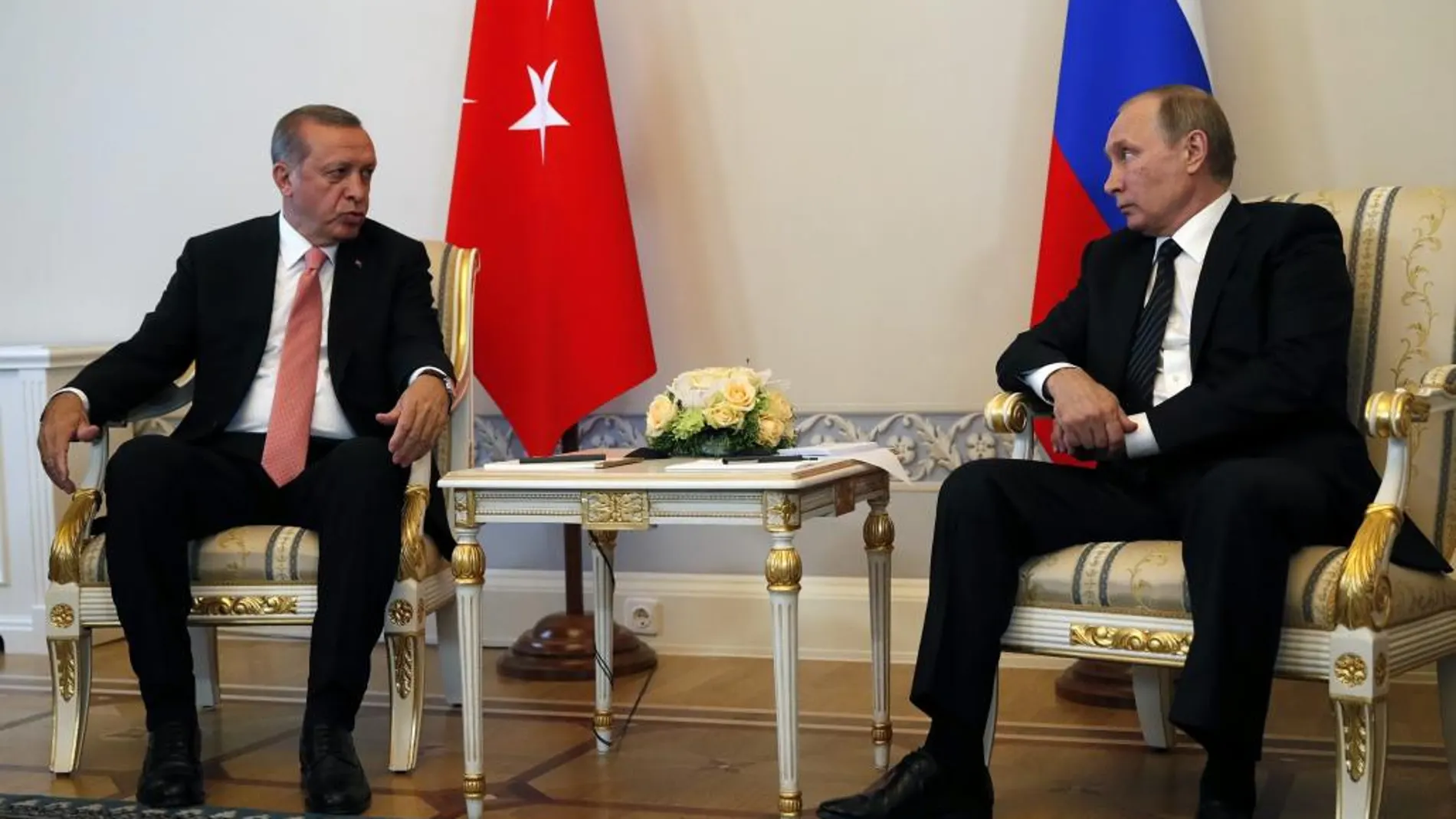 El presidente turco, Recep Tayyip Erdogan (i), y el presidente ruso, Vladimir Putin, en el Palacio Konstantinovsky en Strelna a las afueras de San Petersburgo en Rusia