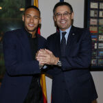 Neymar y Josep Maria Bartomeu tras firmar el contrato