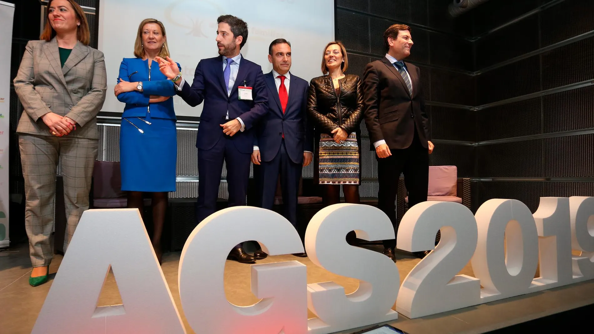 César Pontvianne junto a la delegada Virginia Barcones; los consejeros Pilar del Olmo, Milagros Marcos y Carlos Fernández Carriedo; y Manuel Iturbe, en la clausura de la Asamblea General de Empresa Familiar