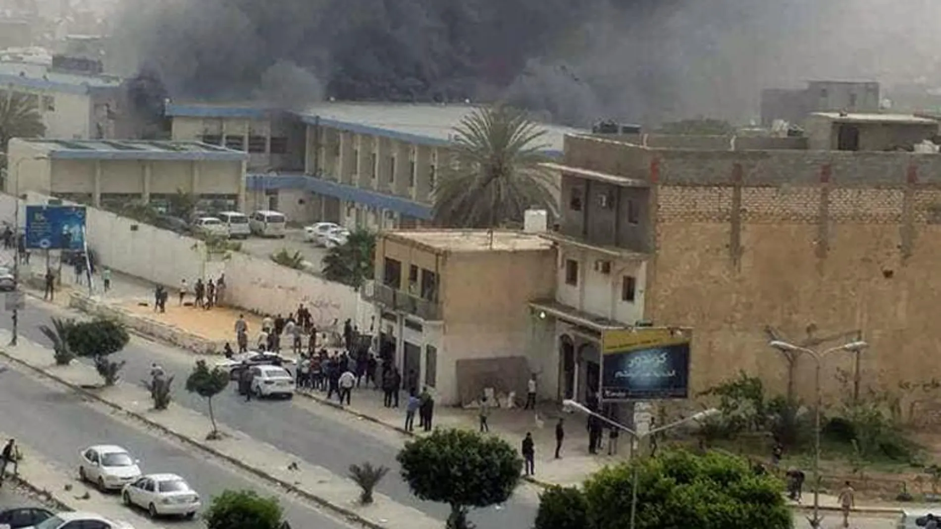Al menos 13 muertos en un atentado suicida en la sede de la comisión electoral libia