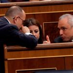 El portavoz del PDeCAT, Carles Campuzano, conversa con los diputados del PSOE, Rafael Simancas y Adriana Lastra, durante el pleno del Congreso. EFE/J.J. Guillén