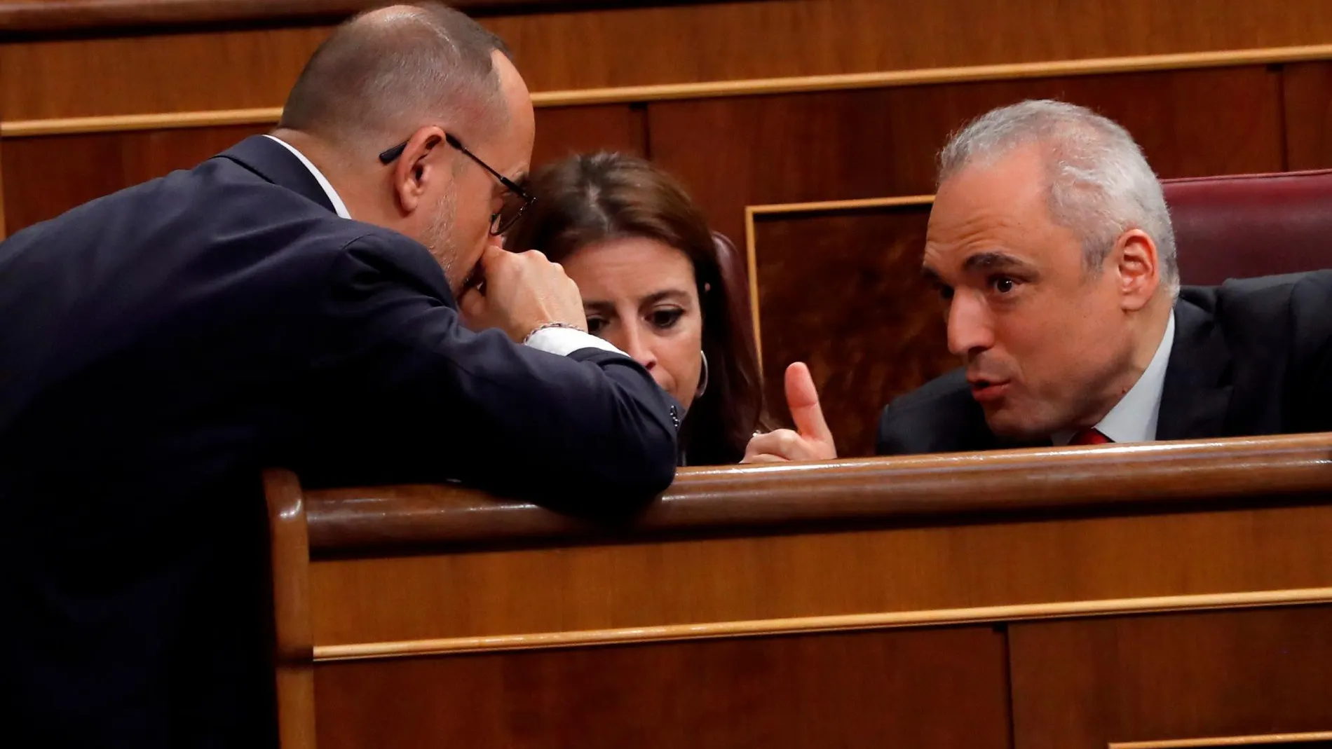 El portavoz del PDeCAT, Carles Campuzano, conversa con los diputados del PSOE, Rafael Simancas y Adriana Lastra, durante el pleno del Congreso. EFE/J.J. Guillén