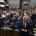 El primer ministro turco, Binali Yildrim, se dirige a los miembros del Parlamento hoy en Ankara.