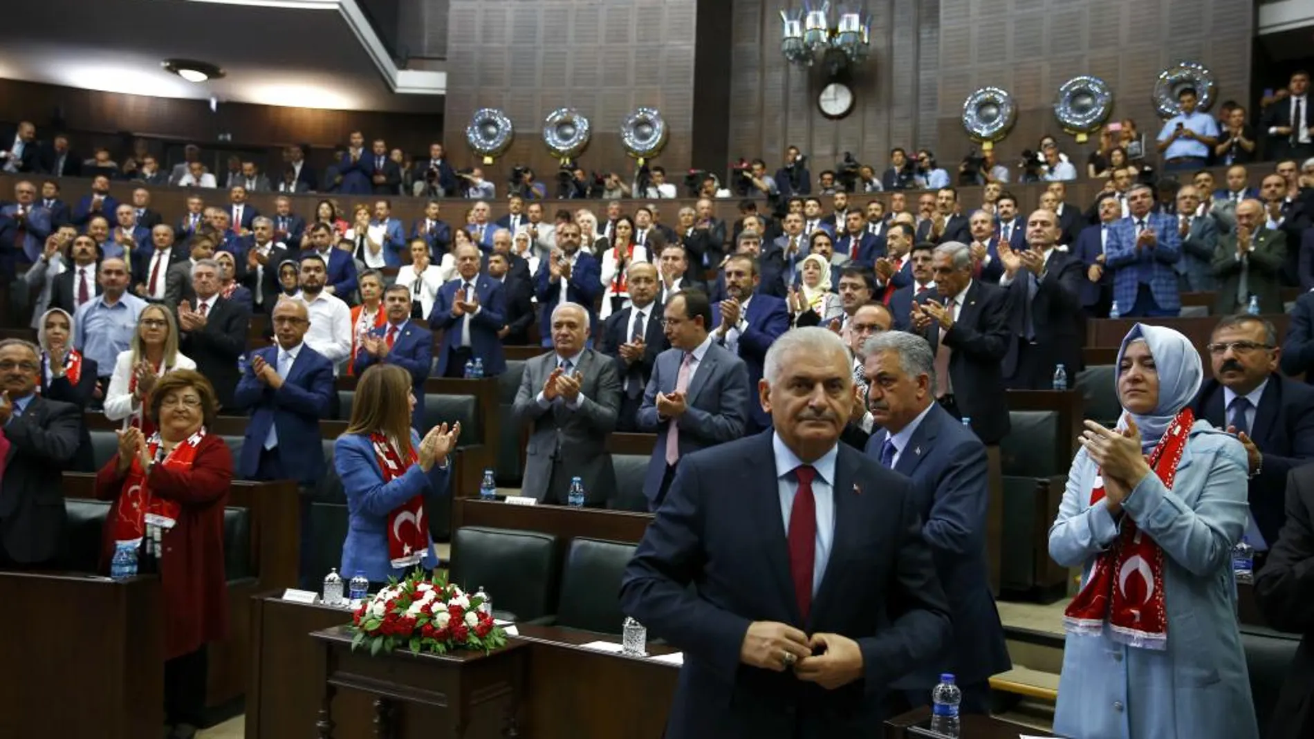 El primer ministro turco, Binali Yildrim, se dirige a los miembros del Parlamento hoy en Ankara.