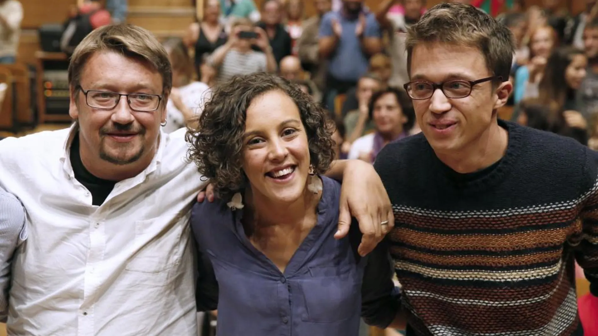 Iñigo Errejón, junto al portavoz parlamentario de En Comú Podem, Xavi Doménech, y la secretaria general del partido en Euskadi, Nagua Alba, durante el acto electoral para los comicios vascos, celebrado hoy en Bilbao.