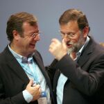El presidente del Gobierno, Mariano Rajoy, con el alcalde de León, Antonio Silván, en un encuentro reciente