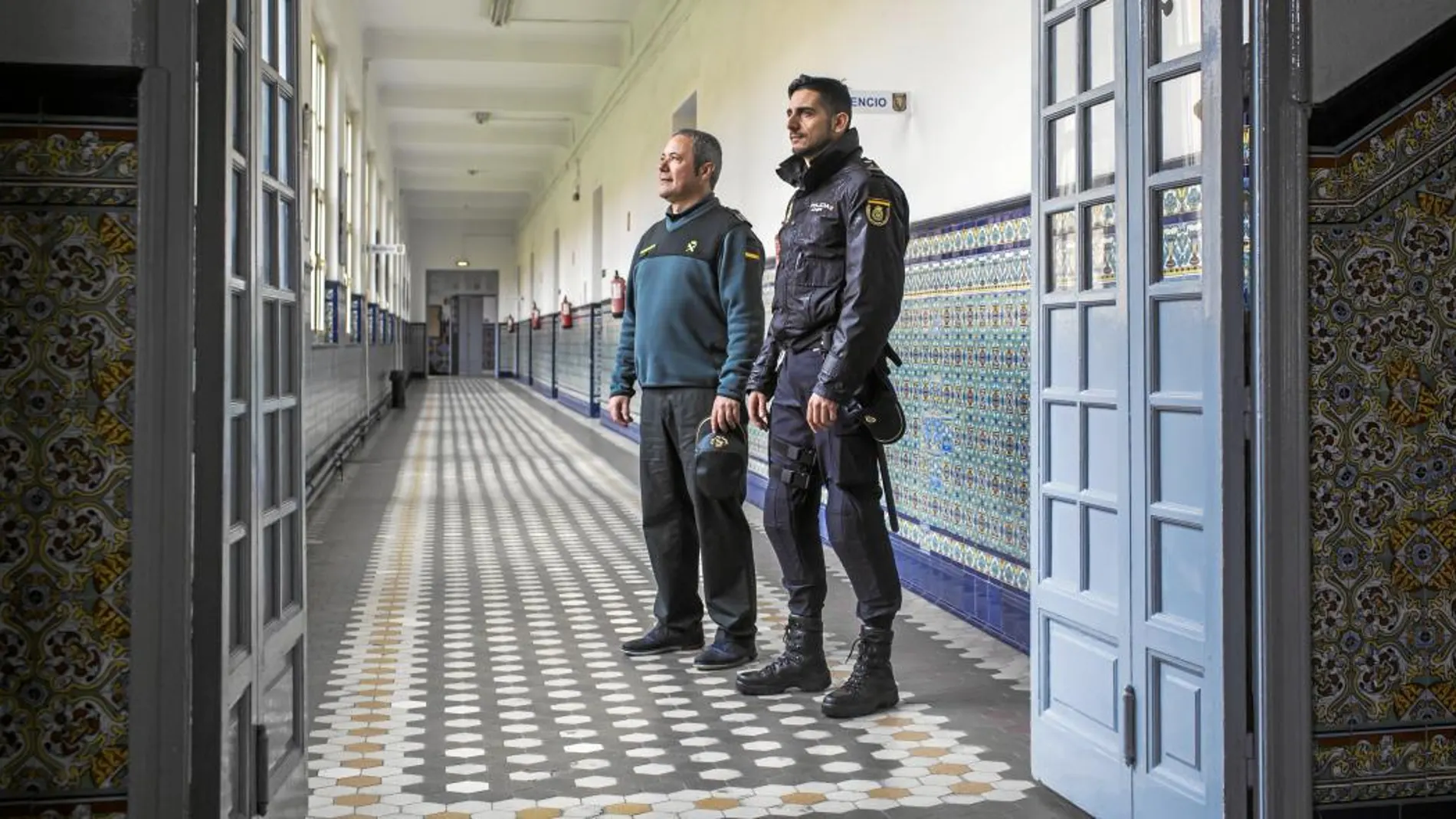 El sargento 1º José Silva y el polícía nacional José González, ayer, en el centro de estudios policiales de Madrid