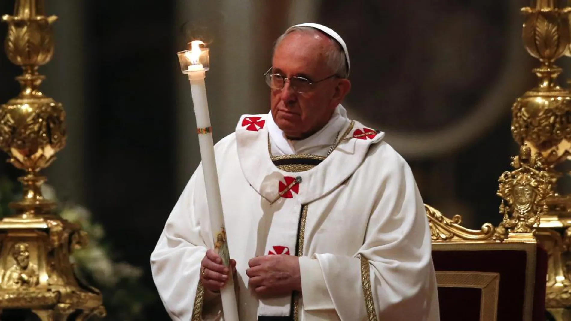 El Papa Francisco en la basílica de San Pedro del Vaticano durante la celebración de la Vigilia Pascual,