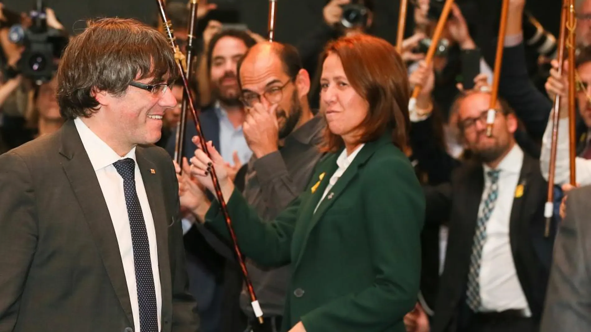 Puigdemont repareció con los alcaldes independentistas y carga contra las autoridades comunitarias que no le permitieron hacer su mitin en el Parlamento Europeo. Efe
