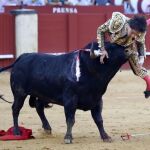 El matador Roca Rey sufre una cogida durante la lidia de su primer toro, esta tarde en la plaza de "La Malagueta"