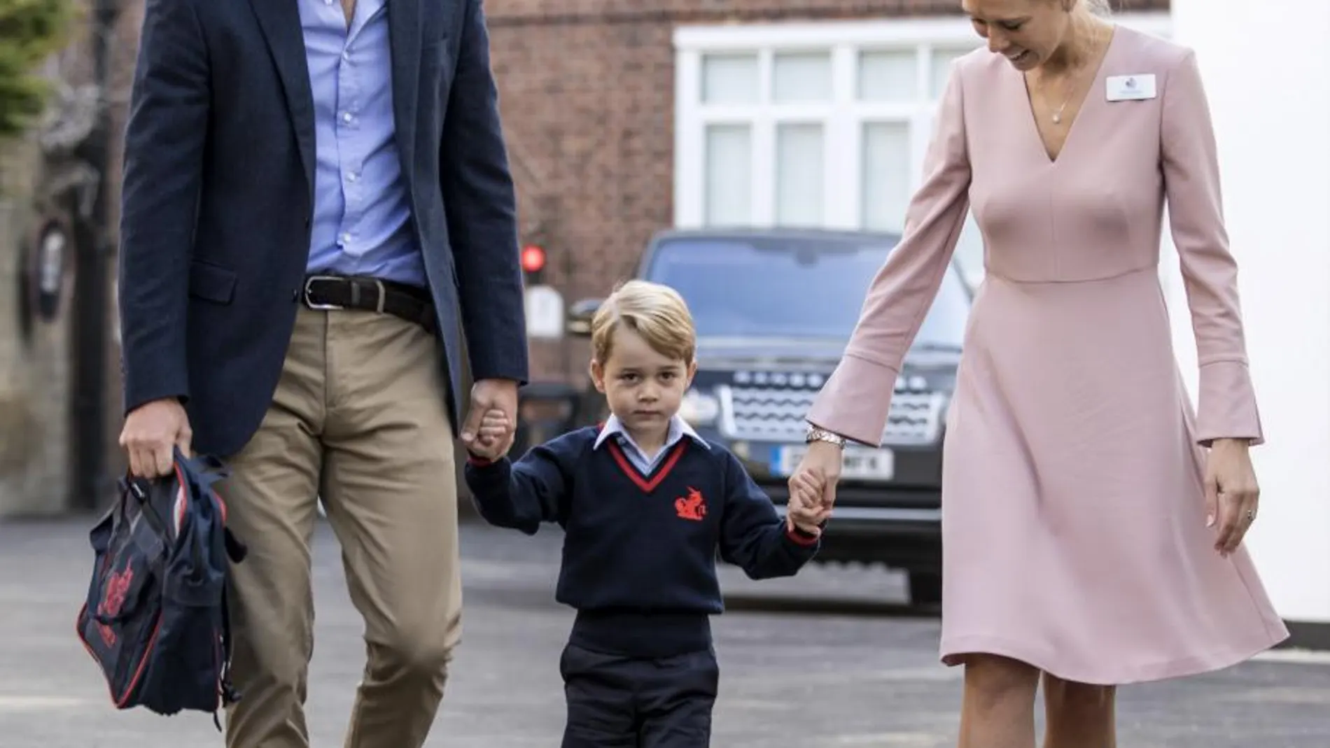 El pequeño no se soltó en ningún momento de la mano de su padre, e incluso agarró la de la directora