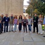Miembros de la plataforma «Escuelas de Calor» acudieron ayer al Parlamento a agradecer el apoyo de la oposición a la ley de bioclimatización de las aulas en los centros públicos / Foto: La Razón