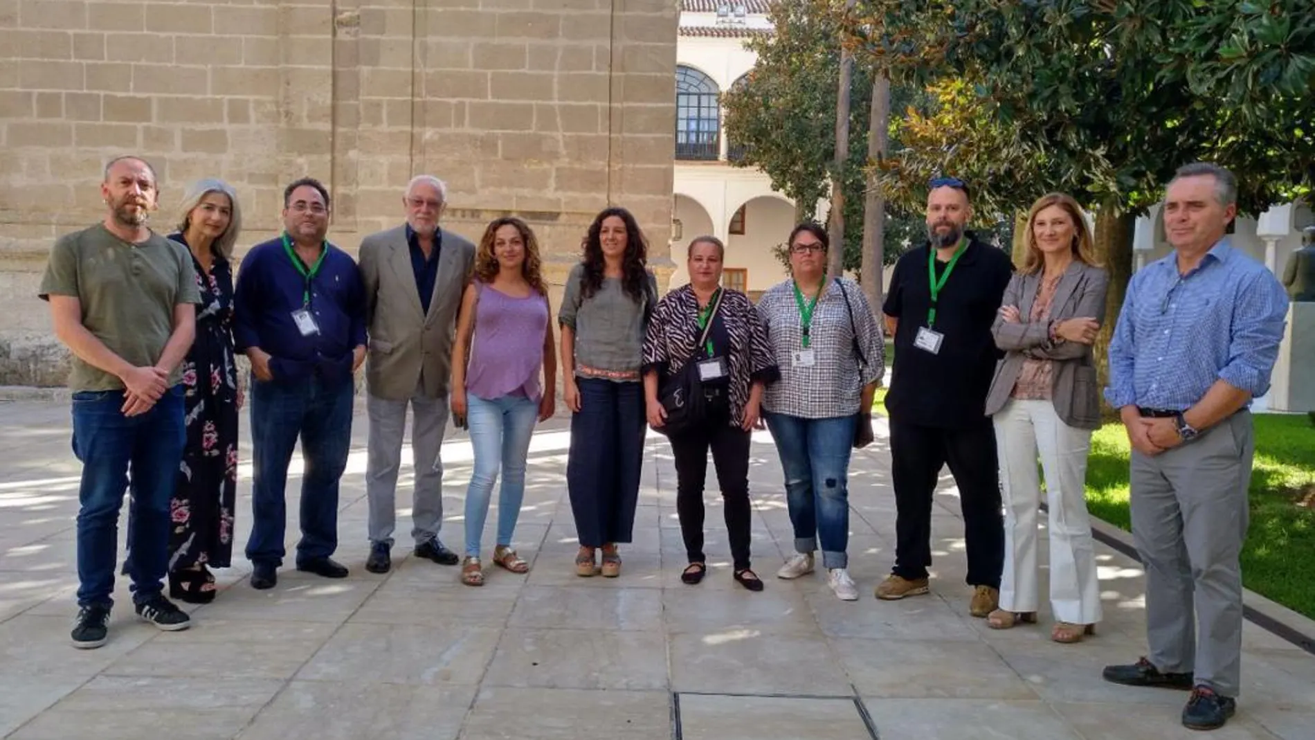 Miembros de la plataforma «Escuelas de Calor» acudieron ayer al Parlamento a agradecer el apoyo de la oposición a la ley de bioclimatización de las aulas en los centros públicos / Foto: La Razón