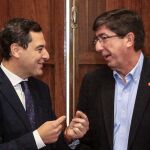 Los equipos negociadores del Partido Popular y Ciudadanos, encabezados por Juanma Moreno,y Juan Marín/Foto: M. Olmedo