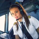 De volar un 747 a realizar posturas imposibles de yoga. Así es la piloto sueca que enloquece las redes