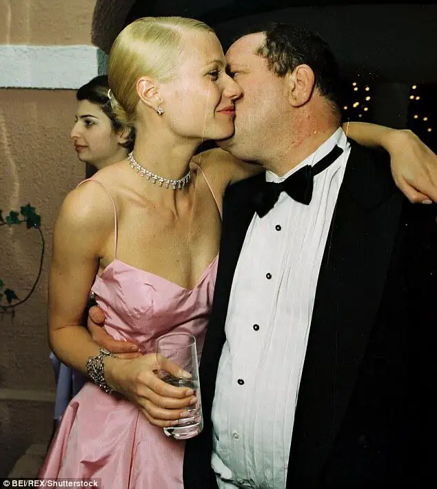 Gwyneth Paltrow junto a Harvey Weinstein en 1998, año en que ganó el Oscar por su papel en «Shakespeare in Love»