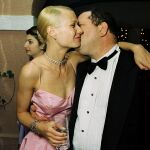 Gwyneth Paltrow junto a Harvey Weinstein en 1998, año en que ganó el Oscar por su papel en «Shakespeare in Love»