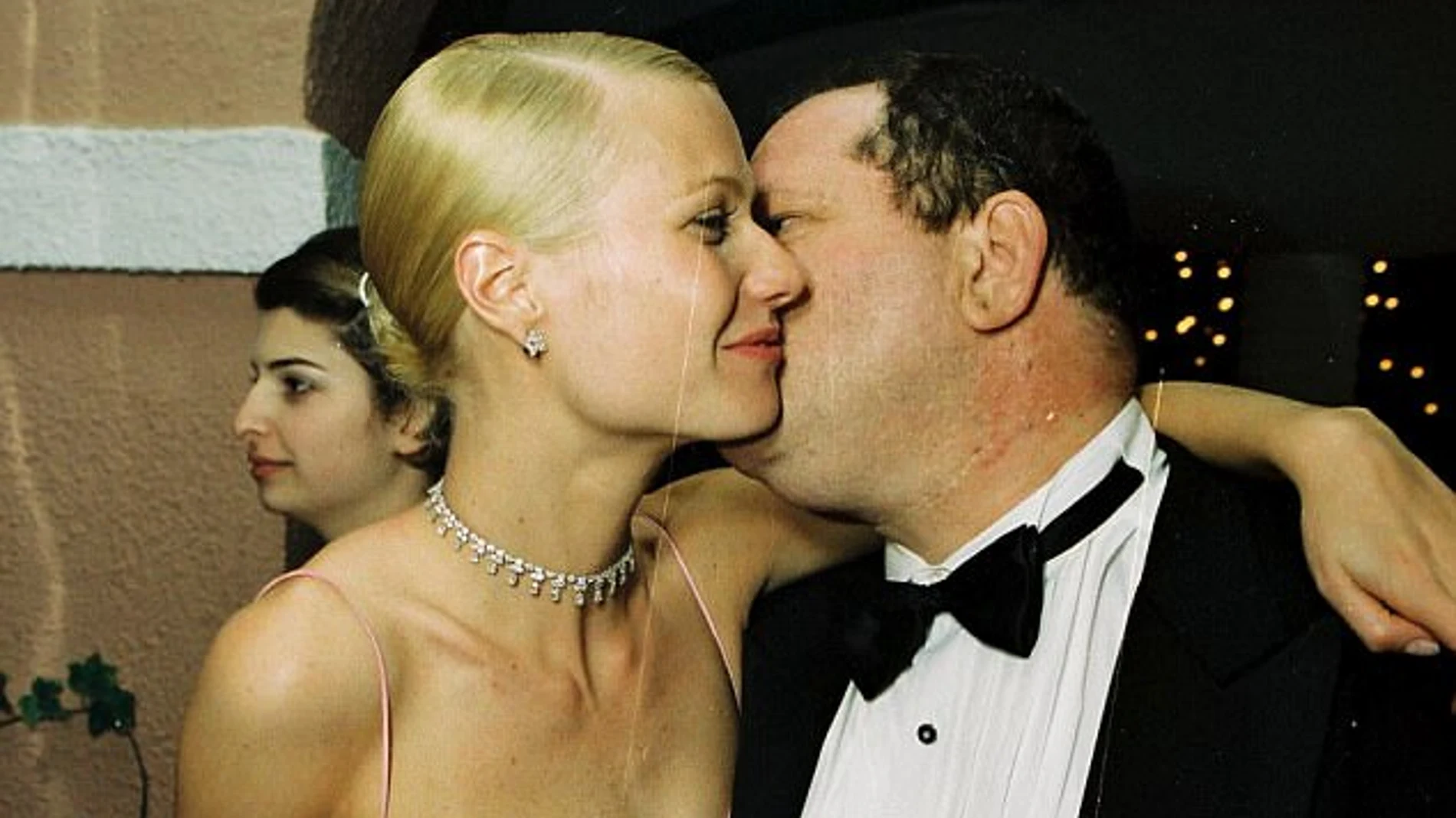 Gwyneth Paltrow junto a Harvey Weinstein en 1998, año en que ganó el Oscar por su papel en «Shakespeare in Love»