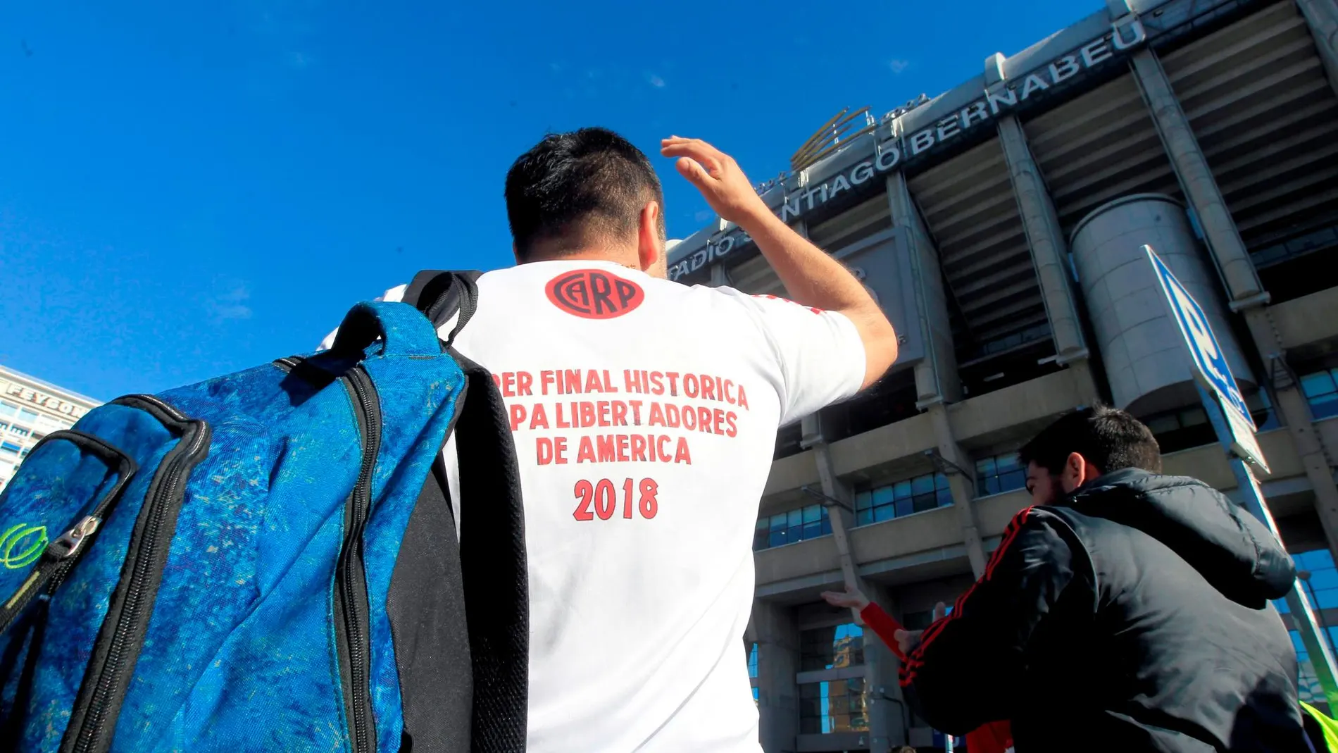 Aficionados Boca Juniors y River Plate se concentran en las inmediaciones del Santiago Bernabéu / EFE