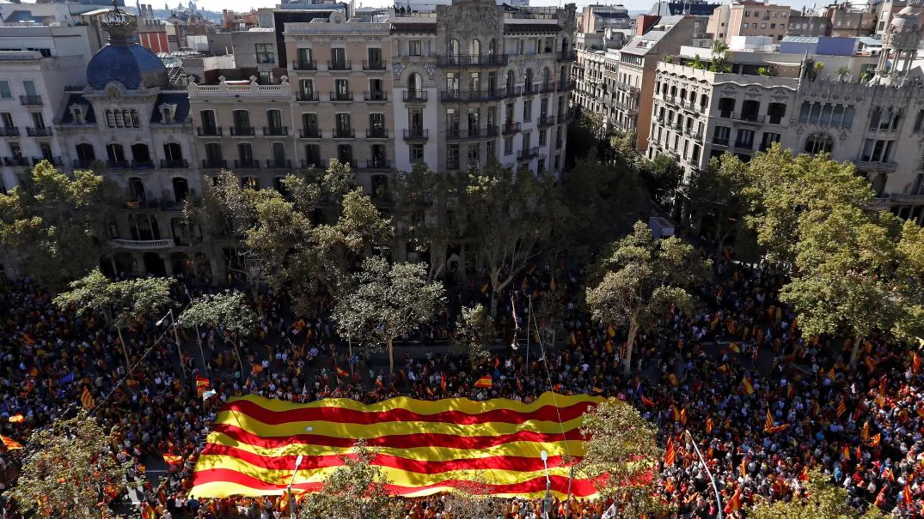 El «procés» golpea a Cataluña y frena el avance de España