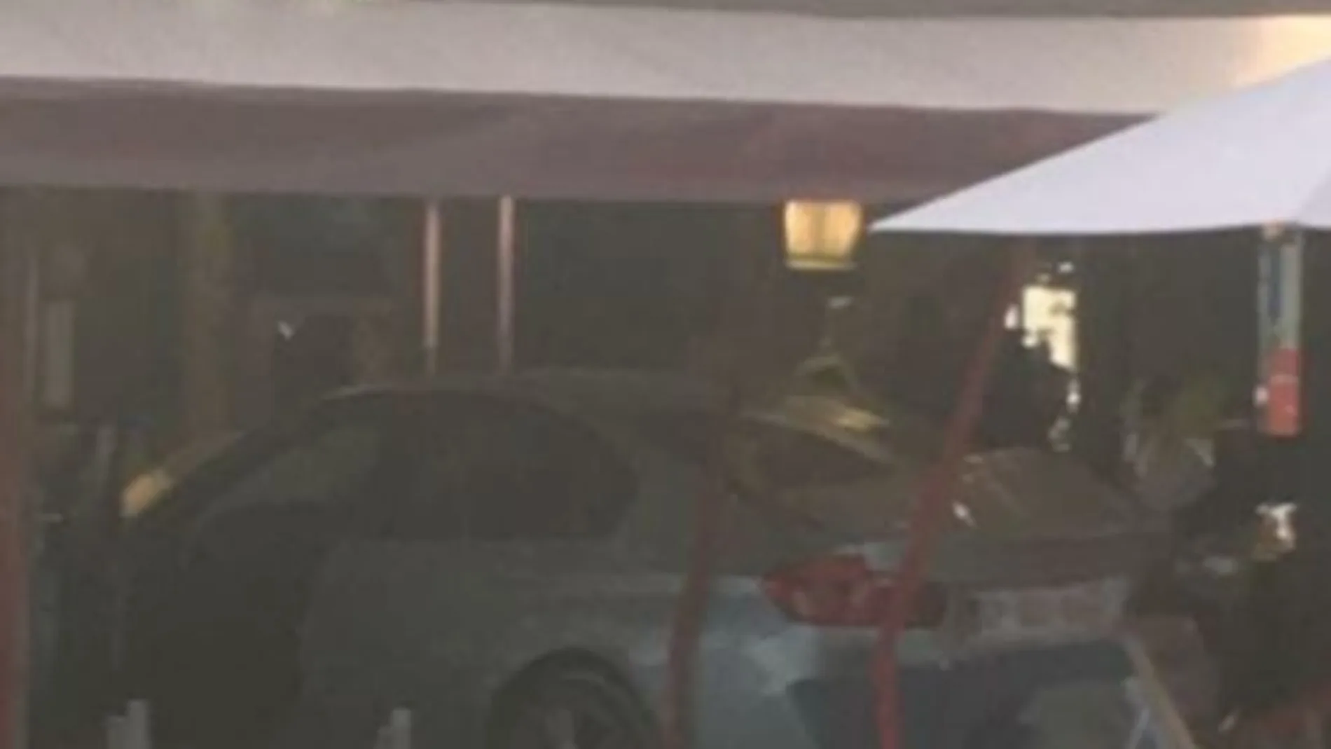 El BMW gris que se estrelló anoche en una pizzería de Sept Sors