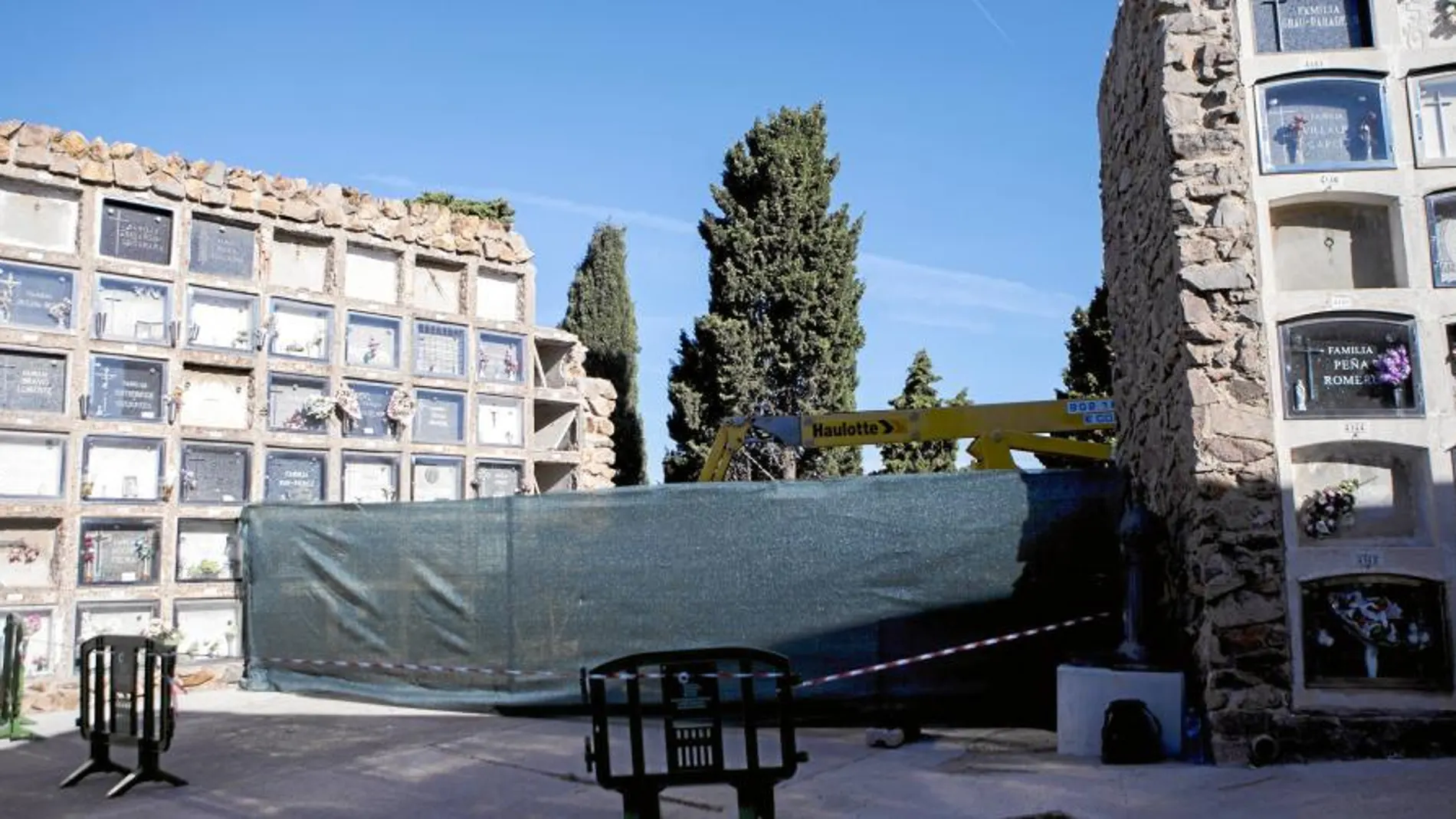 Vista del bloque de 140 nichos del cementerio de Montjuïc de Barcelona que se derrumbó la pasada semana parcialmente