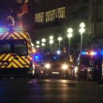 Ambulancias y coches de policía en la zona del atentado.