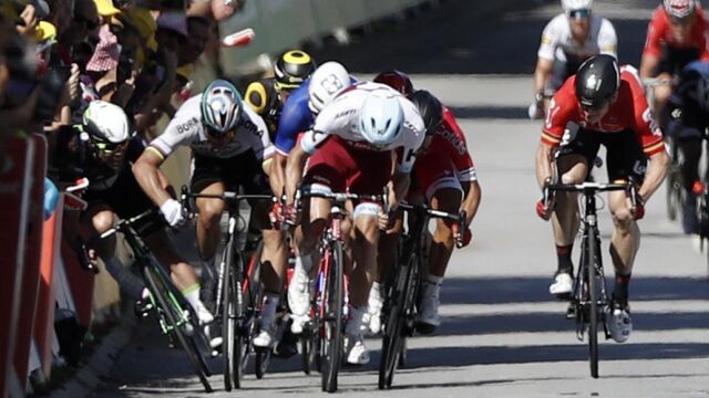 El ciclista eslovaco del equipo Bora Hansgrohe Peter Sagan (2i) empuja al inglés del equipo Dimension Data Mark Cavendish (i) durante el esprint final de la 4ª etapa del Tour de Francia.