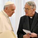 El Papa Francisco, junto a Federico Lombardi, en una reunión reciente