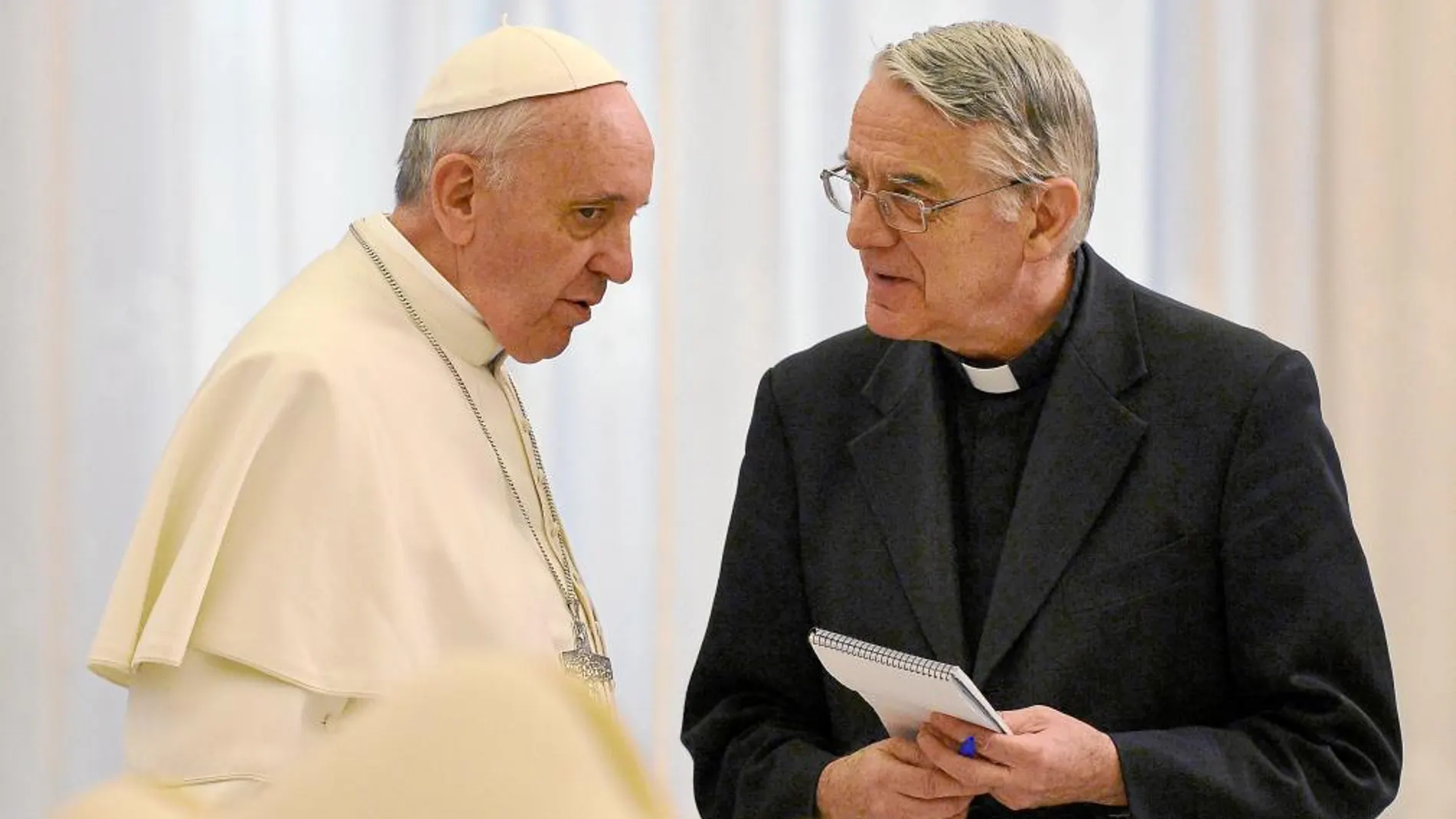 El Papa Francisco, junto a Federico Lombardi, en una reunión reciente